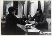 O presidente da Câmara Municipal de Almada, José Martins Vieira, entrega prémio do concurso de poesia a concorrente.