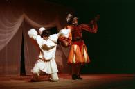 Cena da peça de teatro "Triunfo de Arlequim".
