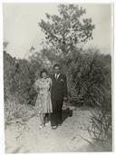 Casal de meia idade, no campo.