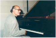 Michael Nyman ao piano na conferência de imprensa de apresentação do 14.º Festival de Música dos Capuchos. 