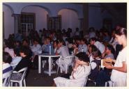 Plateia com público na peça de teatro "Riego" na Casa da Cerca.