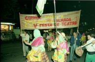 Desfile de abertura da V Festa do Teatro de Almada.