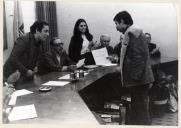 O presidente da Câmara Municipal de Almada, José Martins Vieira, entrega prémio do concurso de poesia a concorrente.