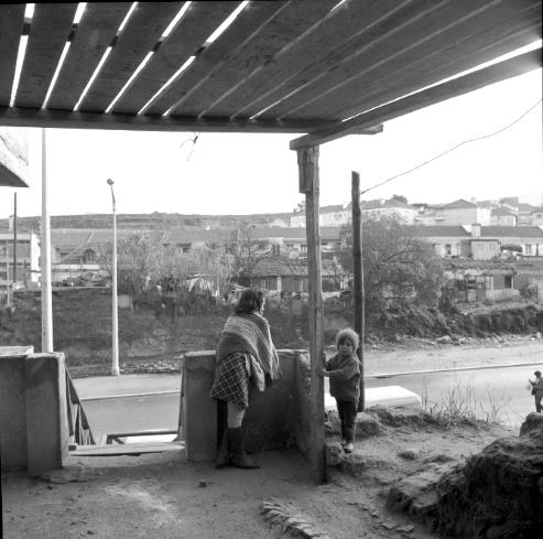 Legenda: Aspecto da Avenida Engenheiro Frederico Ulrich, actual Avenida 25 de Abril, em Cacilhas.