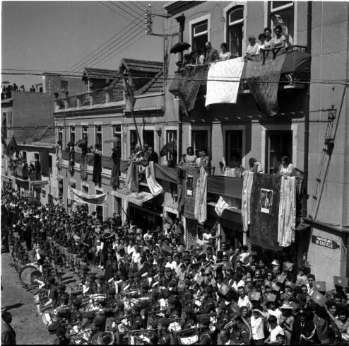 Legenda: &nbsp;Visita do Almirante Am&eacute;rico Tom&aacute;s para as cerim&oacute;nias da eleva&ccedil;&atilde;o de Almada a cidade.&nbsp;Rua Capit&atilde;o Leit&atilde;o, perto da Pra&ccedil;a Lu&iacute;s de Cam&otilde;es, 21/6/1973.