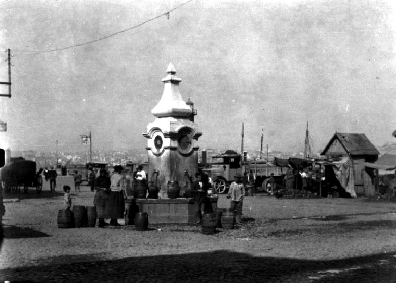 Legenda: Vista do Chafariz e do atual Largo Alfredo Diniz em Cacilhas, d&eacute;cadas de 1930-1940<p> Cr�ditos: Leslie Howard. CMA/Museu de Almada-Casa da Cidade