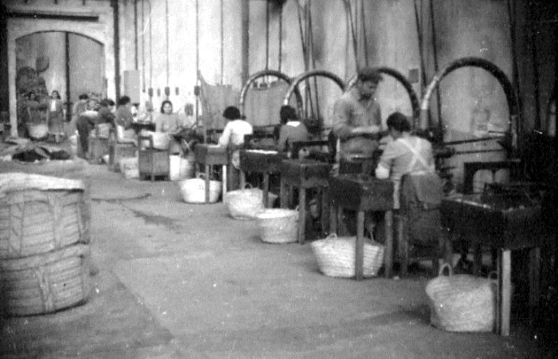 Legenda: Oficina de fabrico de rolhas com brocas semi autom&aacute;ticas, f&aacute;brica Rankin & Sons, Romeira, 17/04/1952<p> Cr�ditos: Leslie Howard. CMA/Museu de Almada-Casa da Cidade