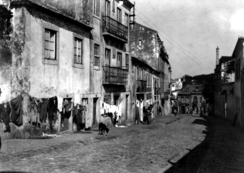 Legenda: Rua Elias Garcia, Cacilhas, d&eacute;cada de 1930<p> Cr�ditos: Leslie Howard. CMA/Museu de Almada-Casa da Cidade