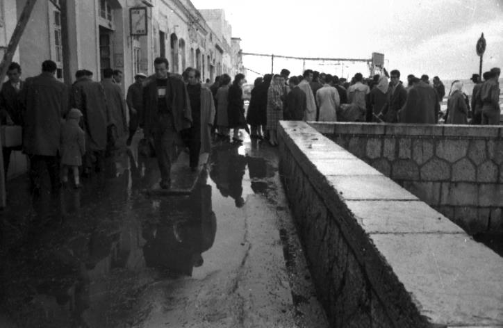 Legenda: Cais fluvial em hora de ponta. Ginjal, Cacilhas, d&eacute;cada de 1960.
