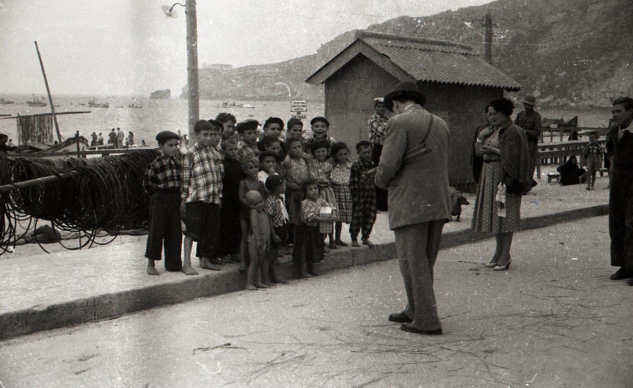 Legenda: &nbsp;Grupo de crian&ccedil;as em pose&nbsp; junto &agrave; praia na Nazar&eacute;, julho de 1952<p> Cr�ditos: Leslie Howard. CMA/Museu de Almada-Casa da Cidade