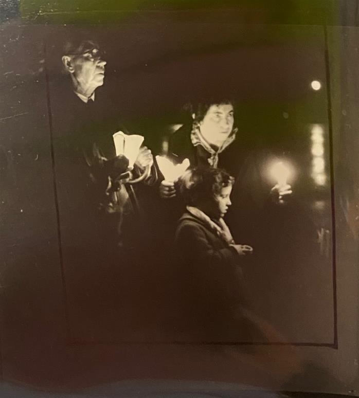 Legenda: Prociss&atilde;o noturna de Nossa Senhora de F&aacute;tima de Lisboa a Cacilhas na noite anterior &agrave; inaugura&ccedil;&atilde;o do monumento a Cristo rei. Cacilhas, 16/5/1959.