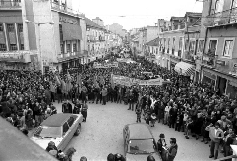 Legenda: Manifesta&ccedil;&atilde;o de trabalhadores frente aos Pa&ccedil;os do Concelho. Pra&ccedil;a Lu&iacute;s de Cam&otilde;es, Almada, provavelmente no dia da greve geral de 12/2/1982.